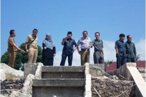 Anggota DPRD Kuningan dari komisi C saat sidak pembangunan taman kota cirendang.